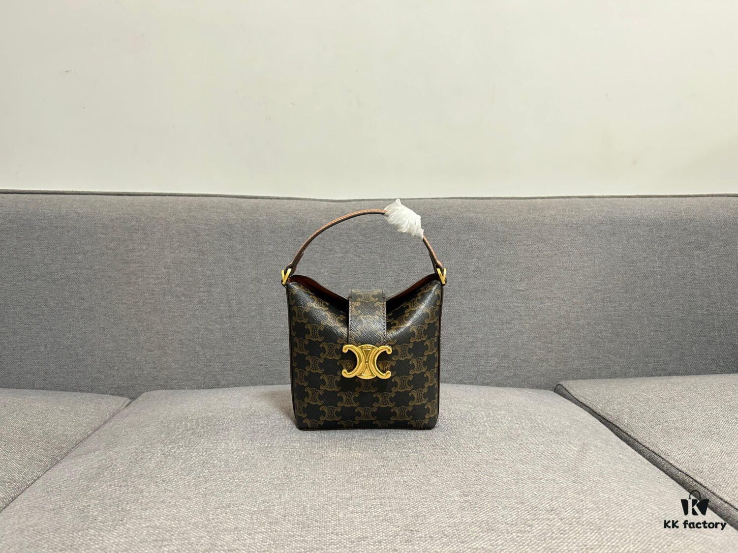 6930abe86e68136f4d9acda6 CELINE New Fries Bag, Smooth PVC Cowhide, Two Options, Original Hardware, Compact and Elegant Design, Handheld or Crossbody, Fits Small Essentials, Stunning Look, Size: 20cm, Model: 8106#