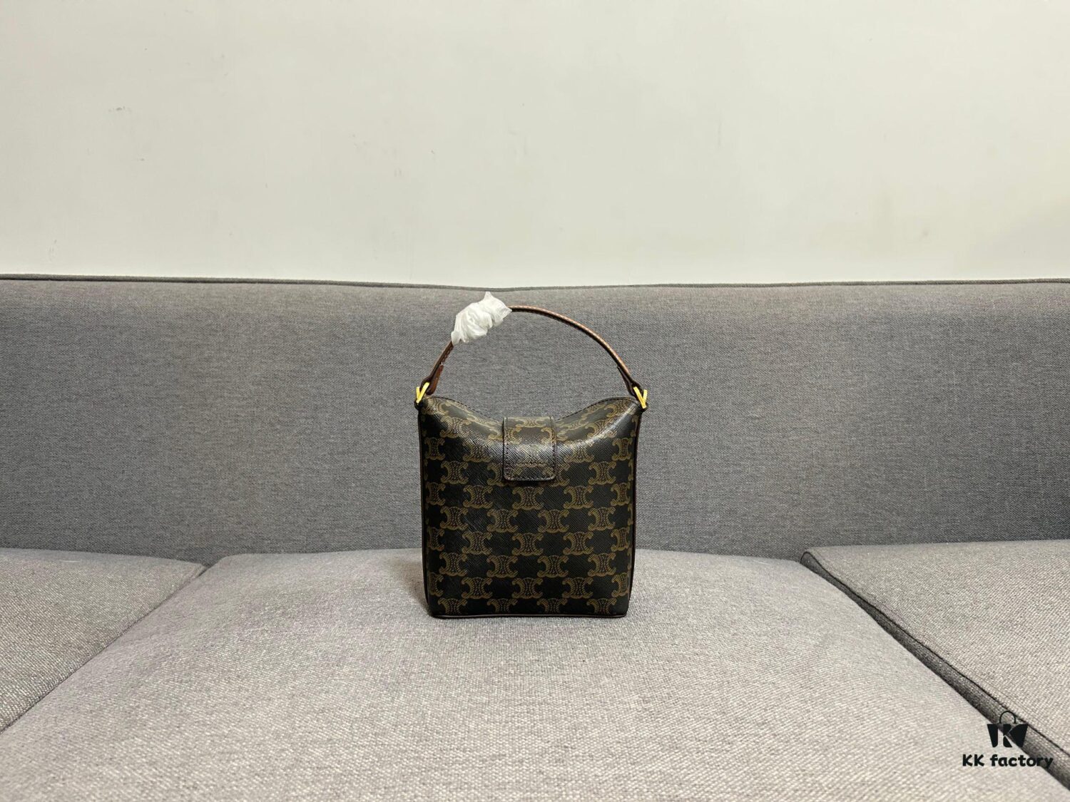 6930abe96e68136f4d9acda8 CELINE New Fries Bag, Smooth PVC Cowhide, Two Options, Original Hardware, Compact and Elegant Design, Handheld or Crossbody, Fits Small Essentials, Stunning Look, Size: 20cm, Model: 8106#