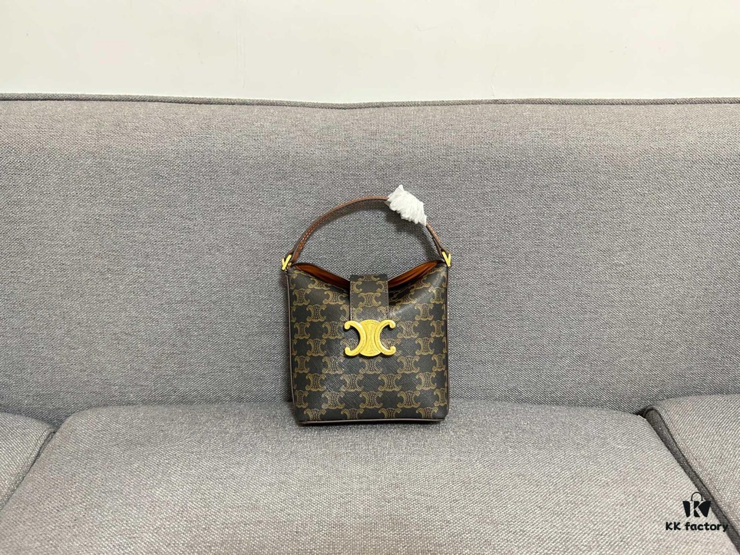 6930abe96e68136f4d9acda9 CELINE New Fries Bag, Smooth PVC Cowhide, Two Options, Original Hardware, Compact and Elegant Design, Handheld or Crossbody, Fits Small Essentials, Stunning Look, Size: 20cm, Model: 8106#