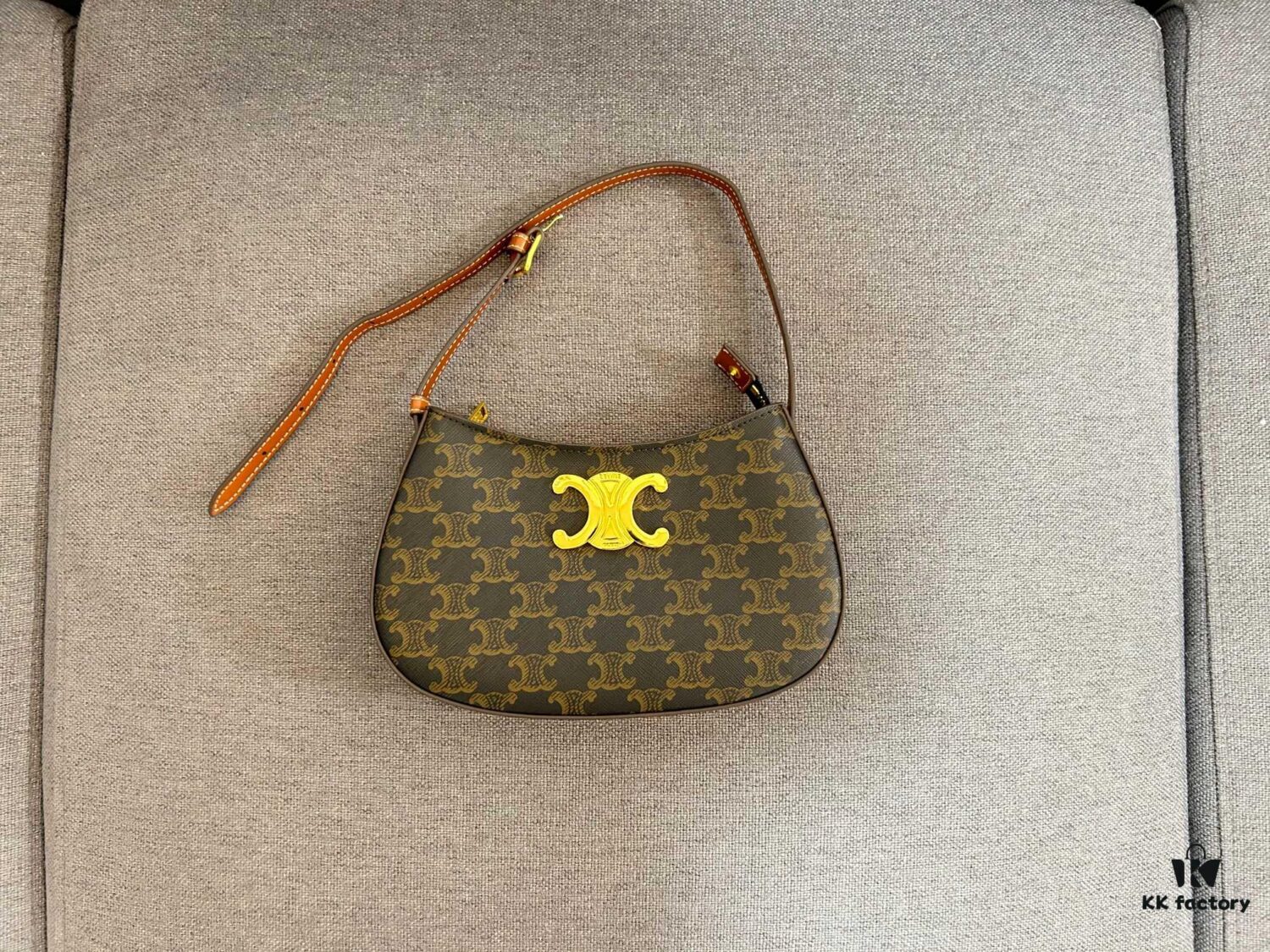 6930abfb6e68136f4d9acdc5 CELINE Triumph Arch TILLY Logo-Print Leather Handbag