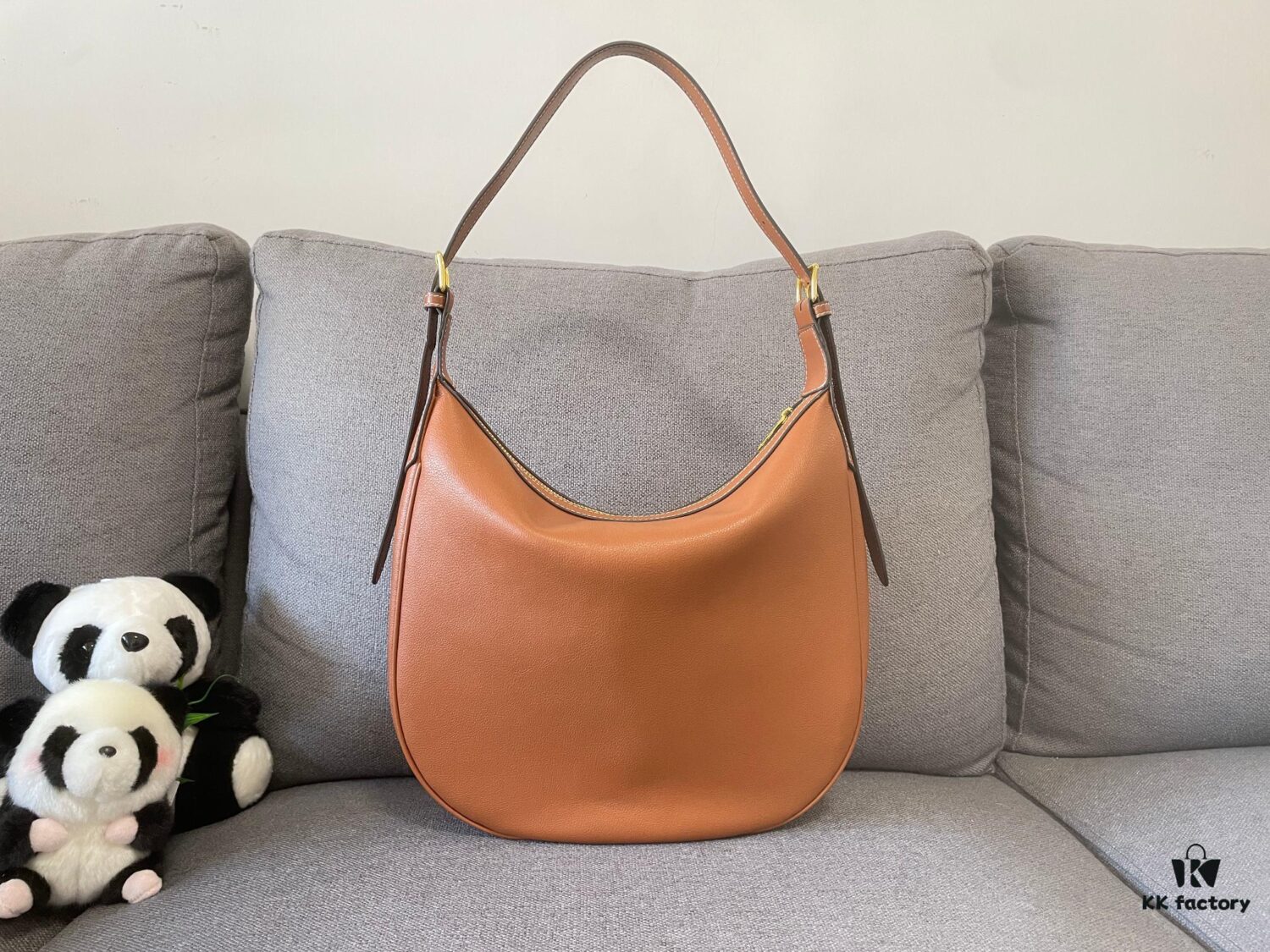 6930ac196e68136f4d9acdfa New Arrival CELINE HELOISE HOBO Bag - Must-Have for Fall/Winter! Rounded, fluid silhouette reminiscent of an oversized AVA bag. Undeniably chic and quintessentially Celine – effortlessly French, stylish, and timeless. Spacious enough for short trips or daily use, combining elegance with practicality.
