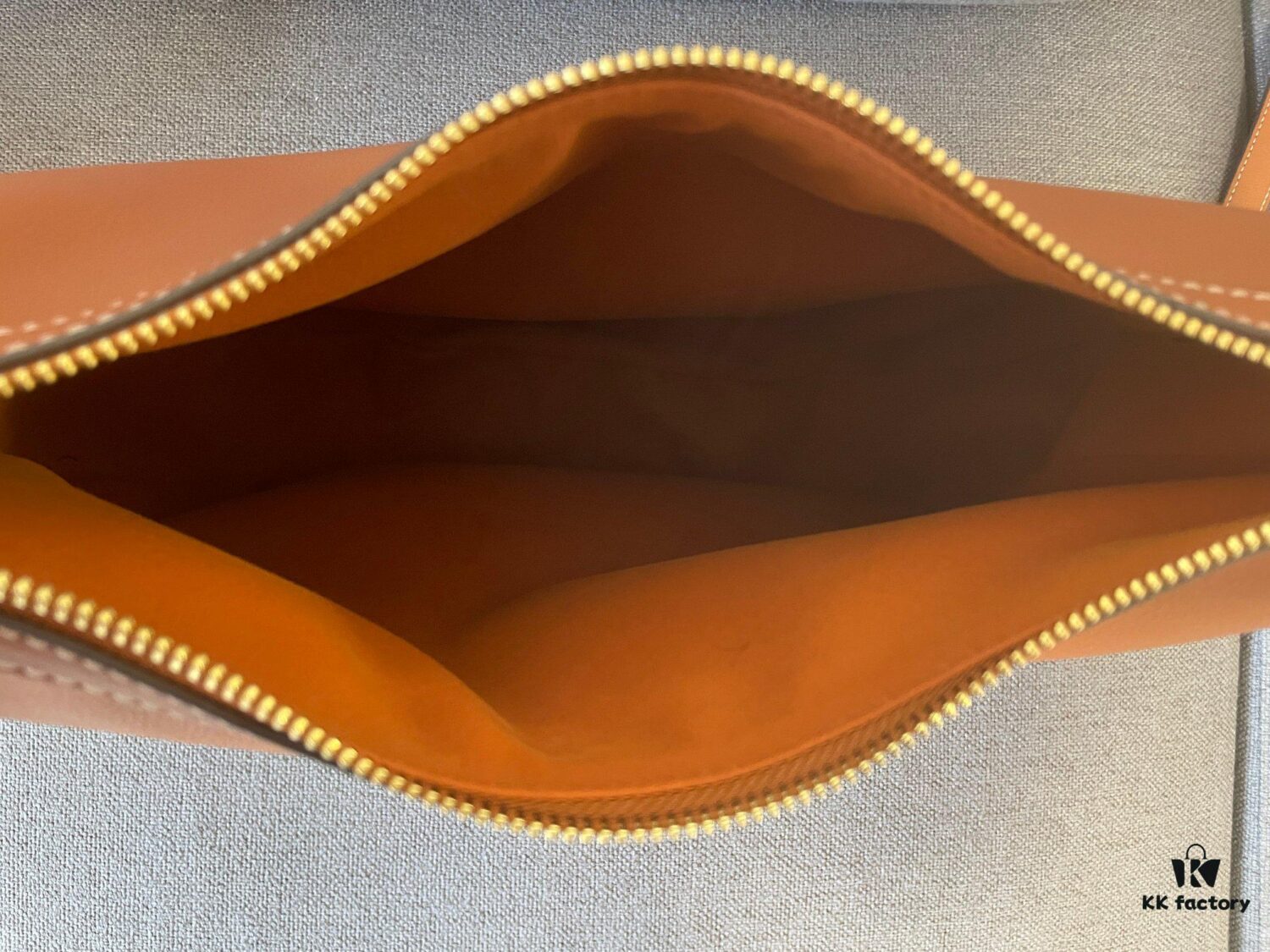 6930ac1a6e68136f4d9acdfd New Arrival CELINE HELOISE HOBO Bag - Must-Have for Fall/Winter! Rounded, fluid silhouette reminiscent of an oversized AVA bag. Undeniably chic and quintessentially Celine – effortlessly French, stylish, and timeless. Spacious enough for short trips or daily use, combining elegance with practicality.