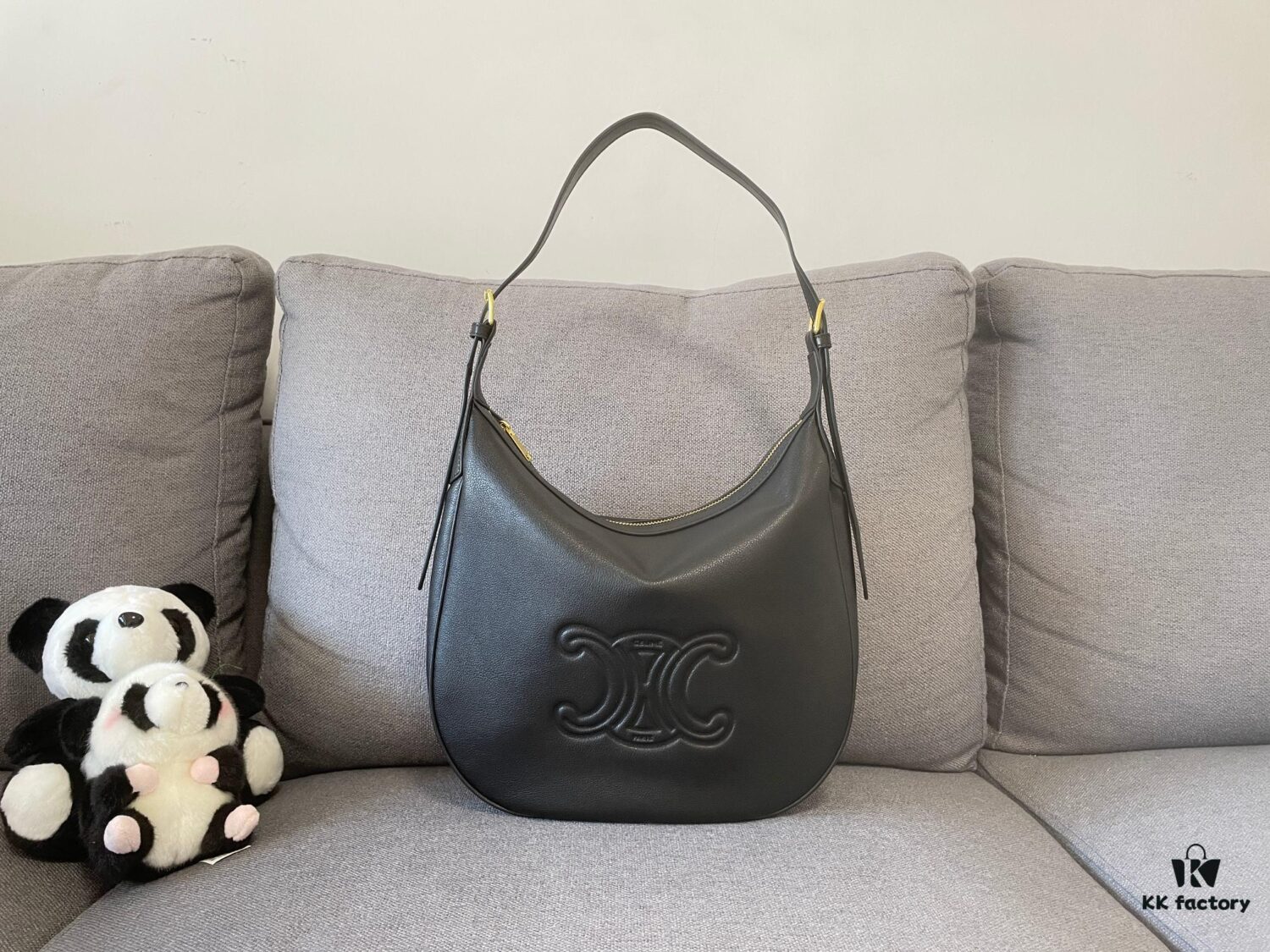 6930ac1b6e68136f4d9acdfe CELINE New Arrival HELOISE HOBO Shoulder Bag – Must-Have for Fall/Winter Collection!