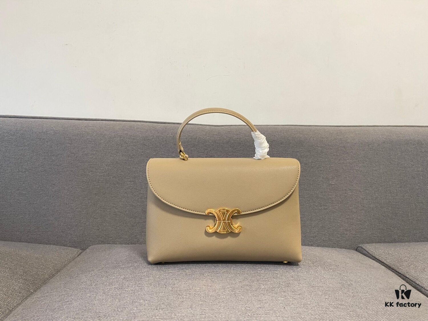 6930ac366e68136f4d9ace28 New Arrival A CELINE Arc de Triomphe Kelly Handbag, New Design with Arc de Triomphe Closure, Exuding Elegance