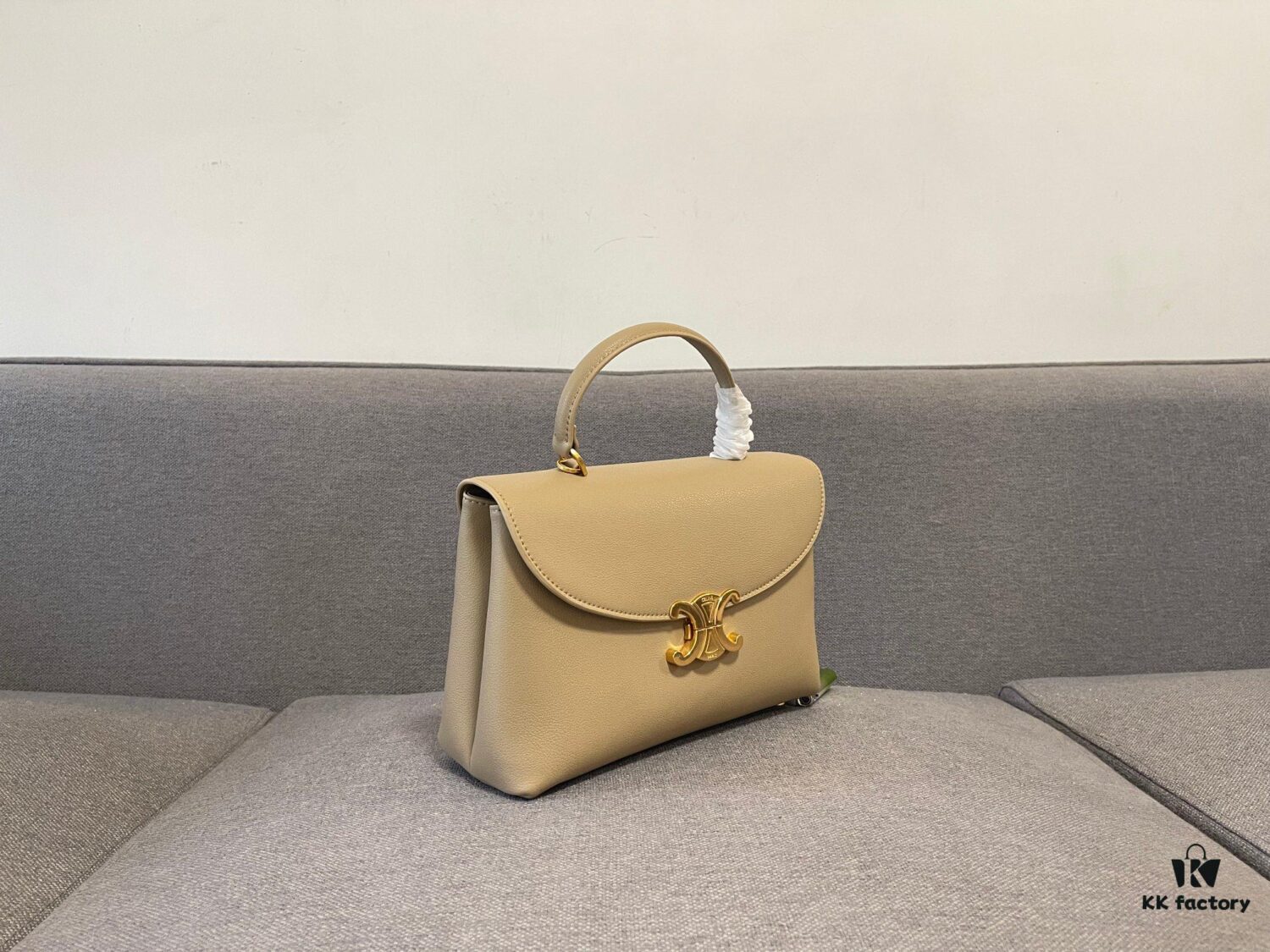 6930ac386e68136f4d9ace2b New Arrival A CELINE Arc de Triomphe Kelly Handbag, New Design with Arc de Triomphe Closure, Exuding Elegance
