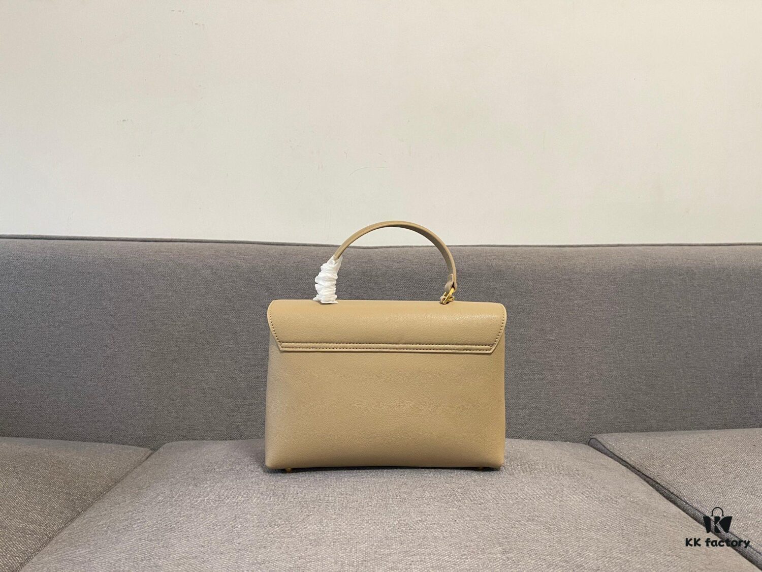 6930ac386e68136f4d9ace2c New Arrival A CELINE Arc de Triomphe Kelly Handbag, New Design with Arc de Triomphe Closure, Exuding Elegance