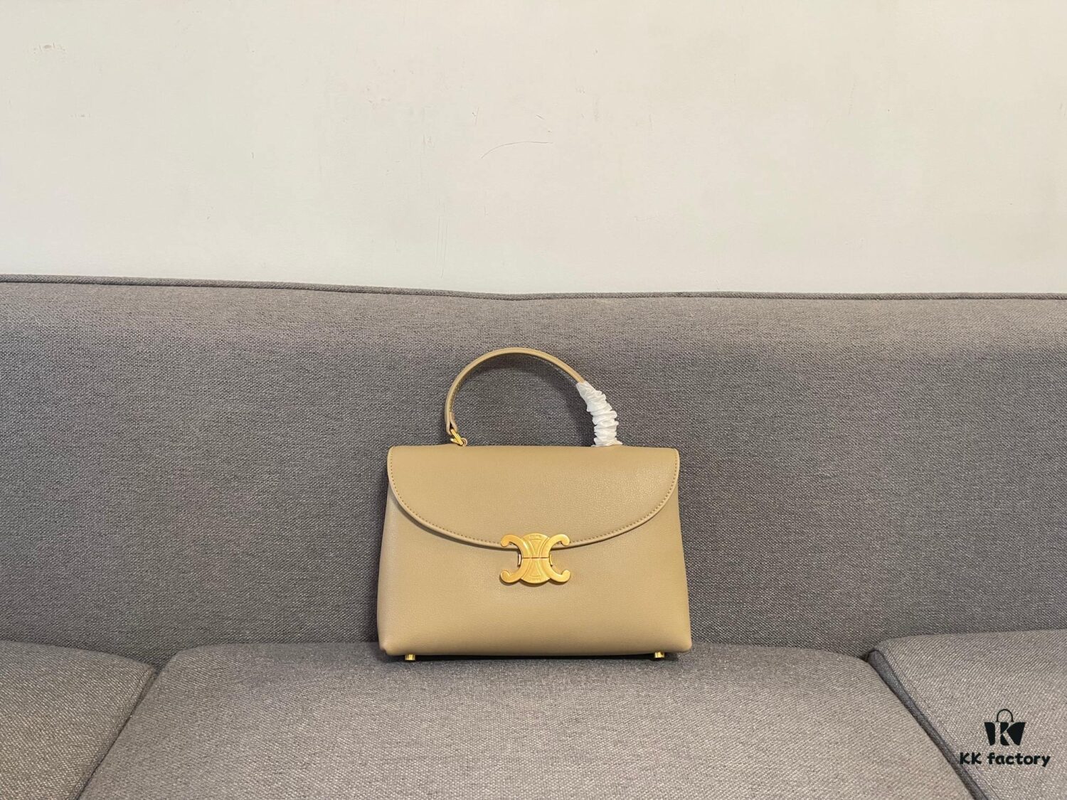 6930ac3a6e68136f4d9ace2e New Arrival A CELINE Arc de Triomphe Kelly Handbag, New Design with Arc de Triomphe Closure, Exuding Elegance