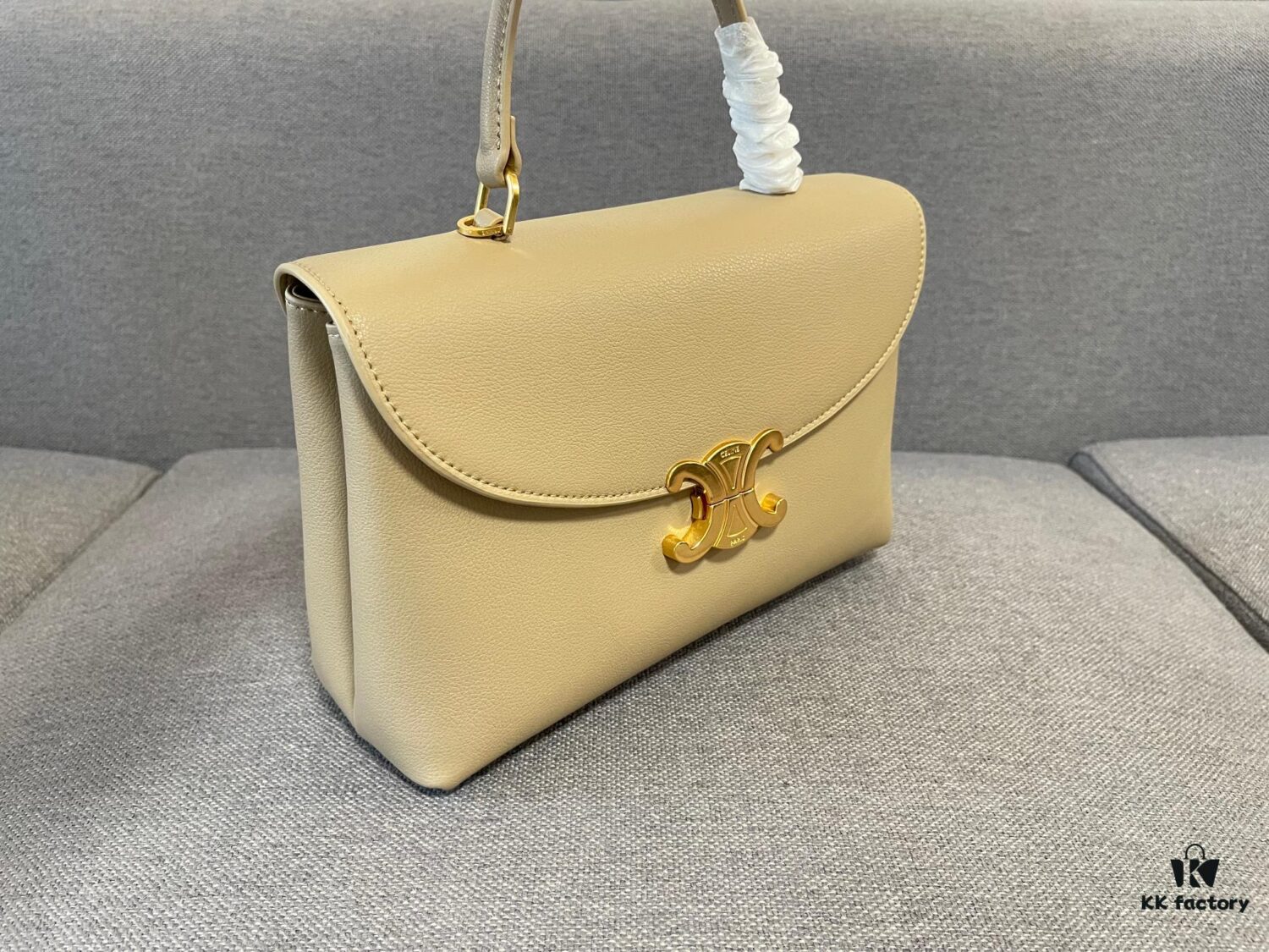 6930ac3b6e68136f4d9ace30 New Arrival A CELINE Arc de Triomphe Kelly Handbag, New Design with Arc de Triomphe Closure, Exuding Elegance