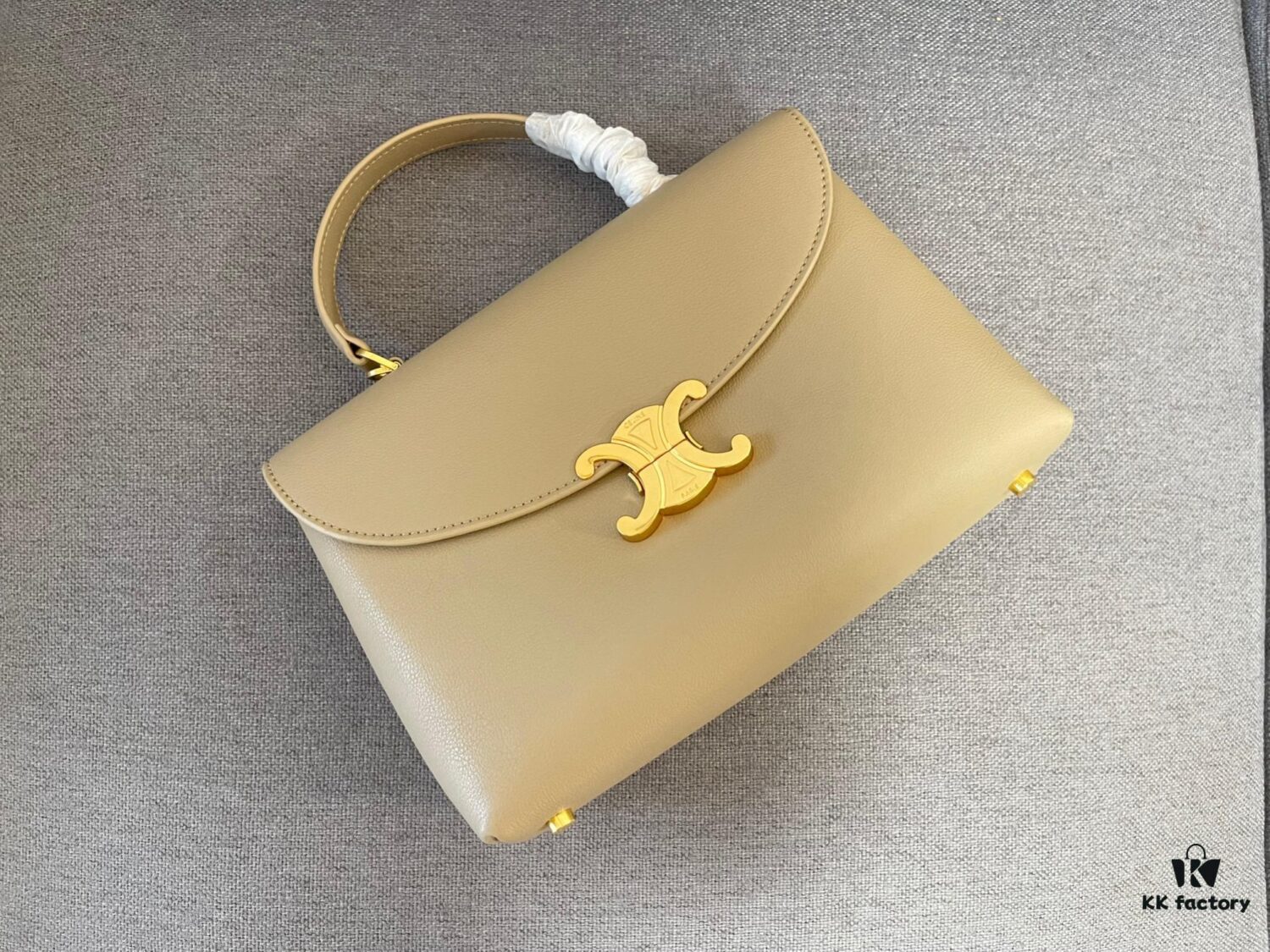 6930ac3b6e68136f4d9ace31 New Arrival A CELINE Arc de Triomphe Kelly Handbag, New Design with Arc de Triomphe Closure, Exuding Elegance