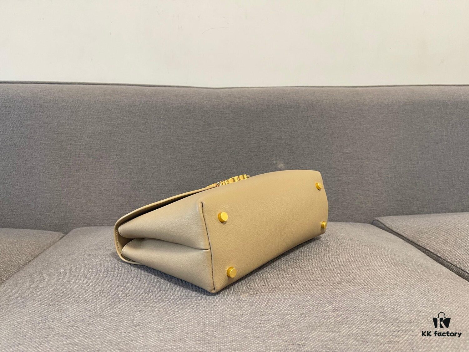6930ac3c6e68136f4d9ace32 New Arrival A CELINE Arc de Triomphe Kelly Handbag, New Design with Arc de Triomphe Closure, Exuding Elegance