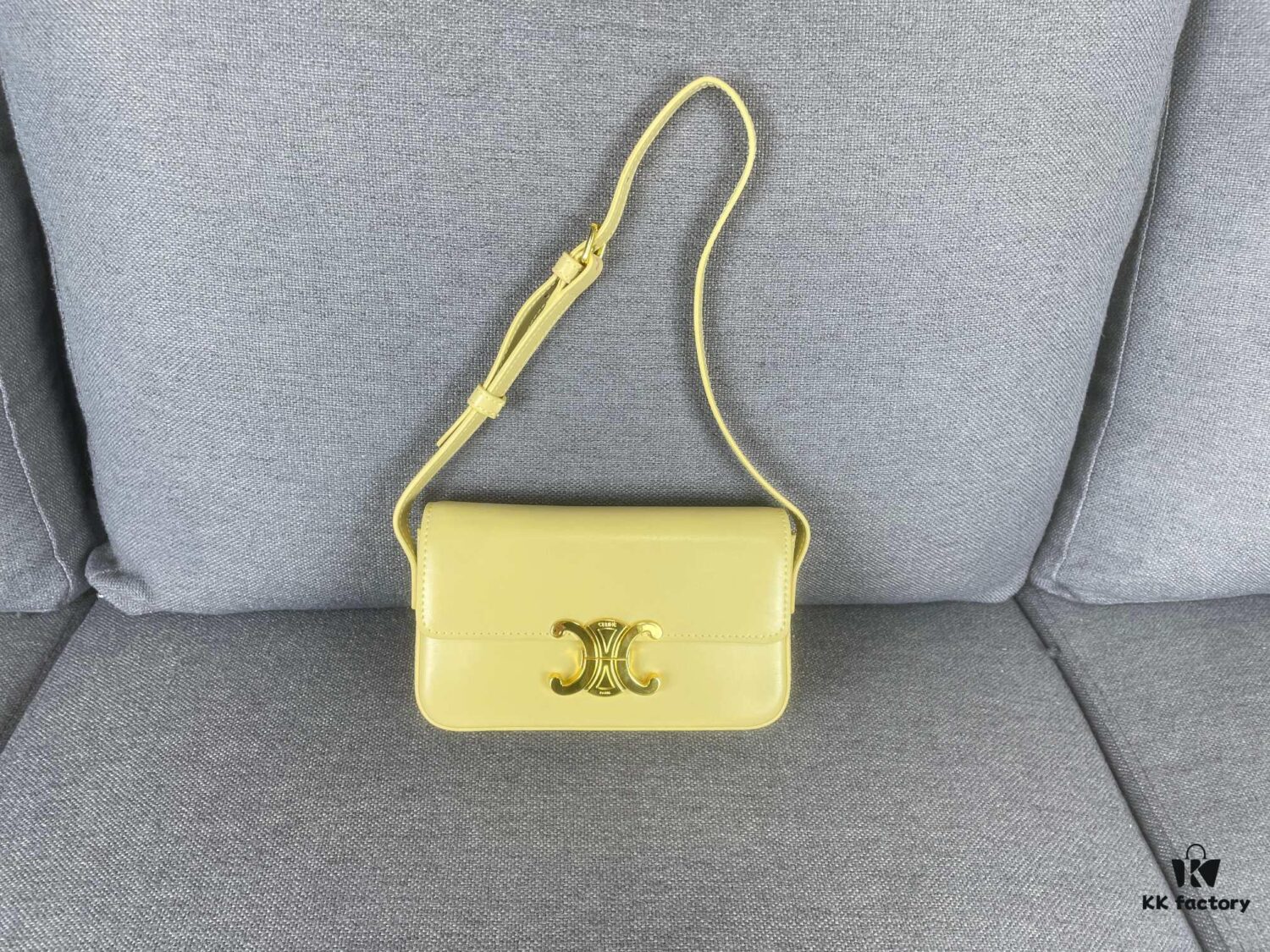 6930ac546e68136f4d9ace5a CELINE New Triomphe Arch of Triumph Underarm Bag Spring Summer Limited Edition