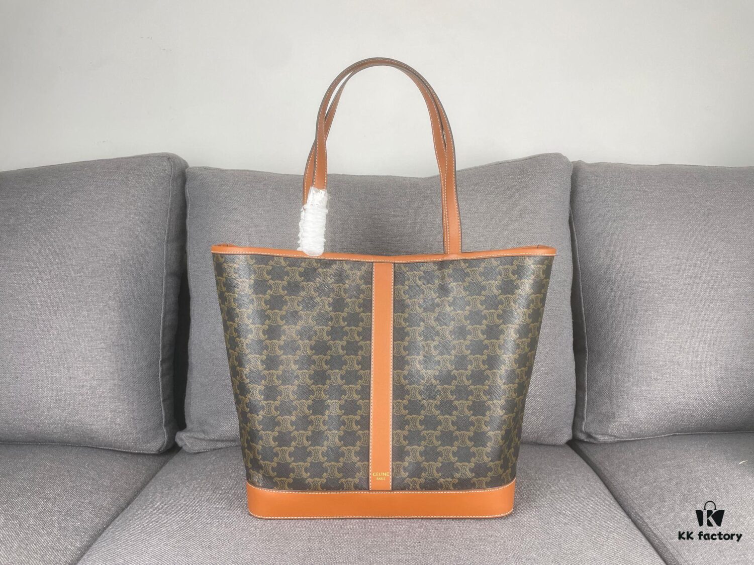 6930ac726e68136f4d9ace8f TRIOMPHE CANVAS Handbag 🐕. 🆕 Fall/Winter CELINE New CABAS Medium Signature Print Calfskin Leather Handbag, calfskin leather trim combined with classic monogram woven fabric, can be carried by shoulder or hand-held, snap button closure, featuring 1 main compartment and 1 inner zip pocket. Stylish and practical design fits standard tablets and laptops 🧑💻. Ideal for commuting, daily use, and travel 🫶🏻🫶🏻. Model No.: 3122# Size: 31x17x31.5