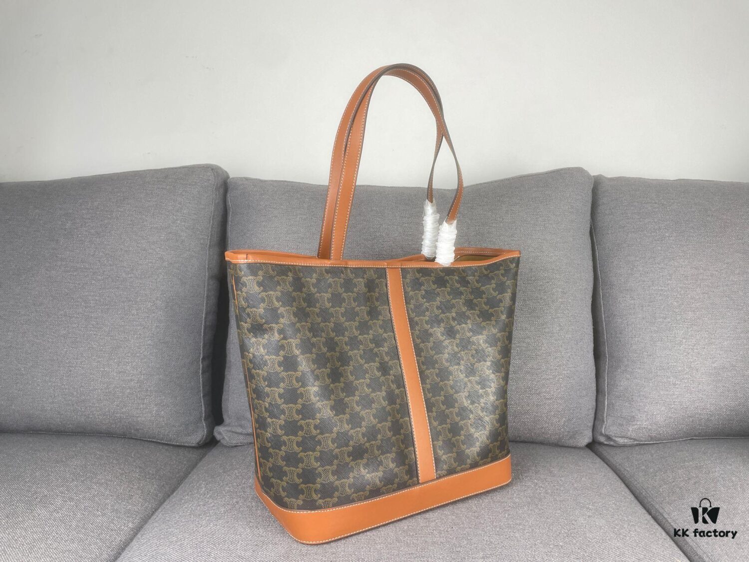 6930ac726e68136f4d9ace90 TRIOMPHE CANVAS Handbag 🐕. 🆕 Fall/Winter CELINE New CABAS Medium Signature Print Calfskin Leather Handbag, calfskin leather trim combined with classic monogram woven fabric, can be carried by shoulder or hand-held, snap button closure, featuring 1 main compartment and 1 inner zip pocket. Stylish and practical design fits standard tablets and laptops 🧑💻. Ideal for commuting, daily use, and travel 🫶🏻🫶🏻. Model No.: 3122# Size: 31x17x31.5