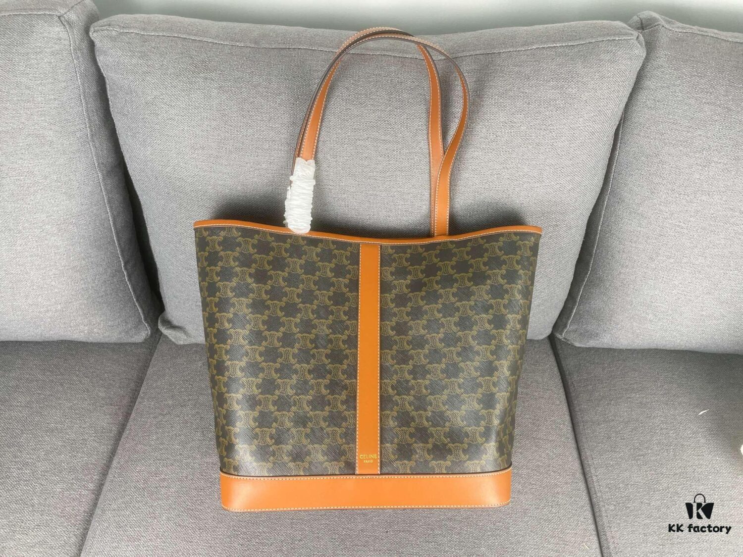 6930ac746e68136f4d9ace91 TRIOMPHE CANVAS Handbag 🐕. 🆕 Fall/Winter CELINE New CABAS Medium Signature Print Calfskin Leather Handbag, calfskin leather trim combined with classic monogram woven fabric, can be carried by shoulder or hand-held, snap button closure, featuring 1 main compartment and 1 inner zip pocket. Stylish and practical design fits standard tablets and laptops 🧑💻. Ideal for commuting, daily use, and travel 🫶🏻🫶🏻. Model No.: 3122# Size: 31x17x31.5