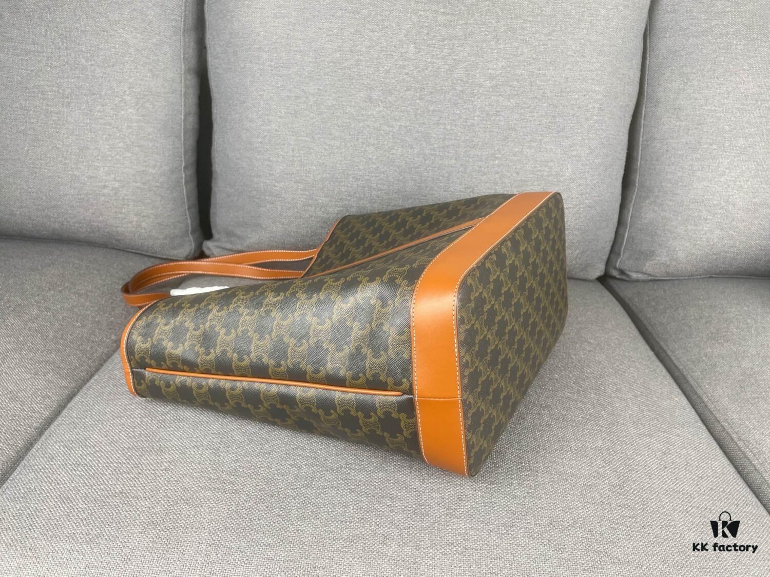 6930ac746e68136f4d9ace92 TRIOMPHE CANVAS Handbag 🐕. 🆕 Fall/Winter CELINE New CABAS Medium Signature Print Calfskin Leather Handbag, calfskin leather trim combined with classic monogram woven fabric, can be carried by shoulder or hand-held, snap button closure, featuring 1 main compartment and 1 inner zip pocket. Stylish and practical design fits standard tablets and laptops 🧑💻. Ideal for commuting, daily use, and travel 🫶🏻🫶🏻. Model No.: 3122# Size: 31x17x31.5