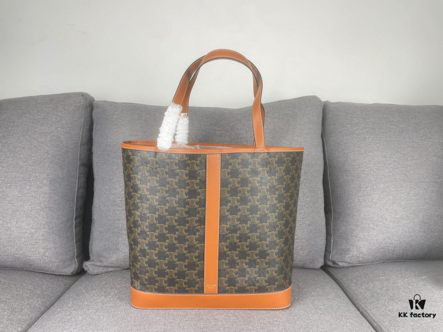 6930ac756e68136f4d9ace93 TRIOMPHE CANVAS Handbag 🐕. 🆕 Fall/Winter CELINE New CABAS Medium Signature Print Calfskin Leather Handbag, calfskin leather trim combined with classic monogram woven fabric, can be carried by shoulder or hand-held, snap button closure, featuring 1 main compartment and 1 inner zip pocket. Stylish and practical design fits standard tablets and laptops 🧑💻. Ideal for commuting, daily use, and travel 🫶🏻🫶🏻. Model No.: 3122# Size: 31x17x31.5
