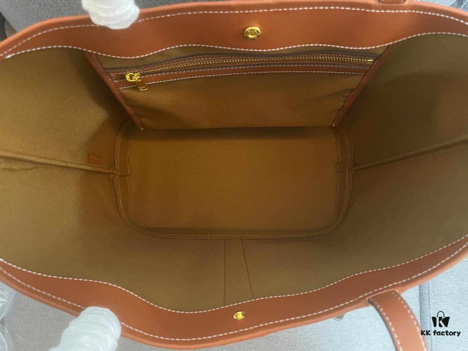 6930ac756e68136f4d9ace94 TRIOMPHE CANVAS Handbag 🐕. 🆕 Fall/Winter CELINE New CABAS Medium Signature Print Calfskin Leather Handbag, calfskin leather trim combined with classic monogram woven fabric, can be carried by shoulder or hand-held, snap button closure, featuring 1 main compartment and 1 inner zip pocket. Stylish and practical design fits standard tablets and laptops 🧑💻. Ideal for commuting, daily use, and travel 🫶🏻🫶🏻. Model No.: 3122# Size: 31x17x31.5