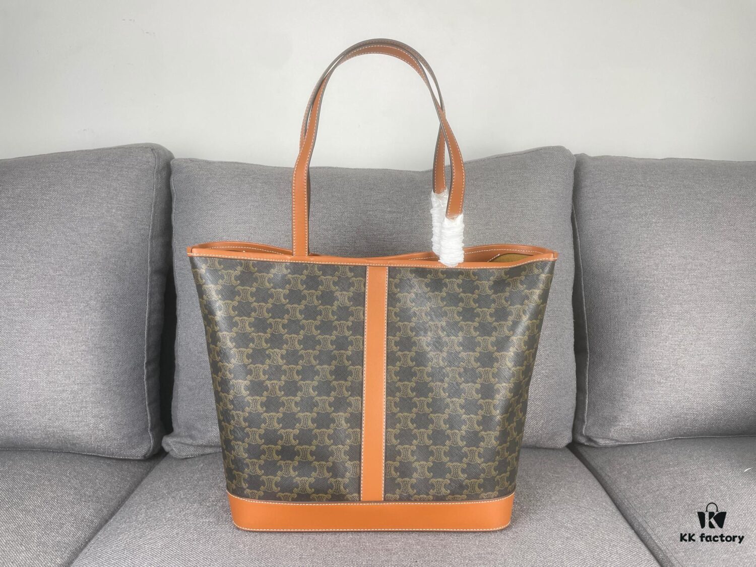 6930ac856e68136f4d9acead TRIOMPHE CANVAS Handbag 🐕. 🆕 Fall/Winter CELINE New CABAS Medium Signature Print Calfskin Leather Handbag, calfskin leather trim combined with classic monogram woven fabric, can be carried by shoulder or hand-held, snap button closure, featuring 1 main compartment and 1 inner zip pocket. Stylish and practical design fits standard tablets and laptops 🧑💻. Ideal for commuting, daily use, and travel 🫶🏻🫶🏻. Model No.: 3122# Size: 31x17x31.5