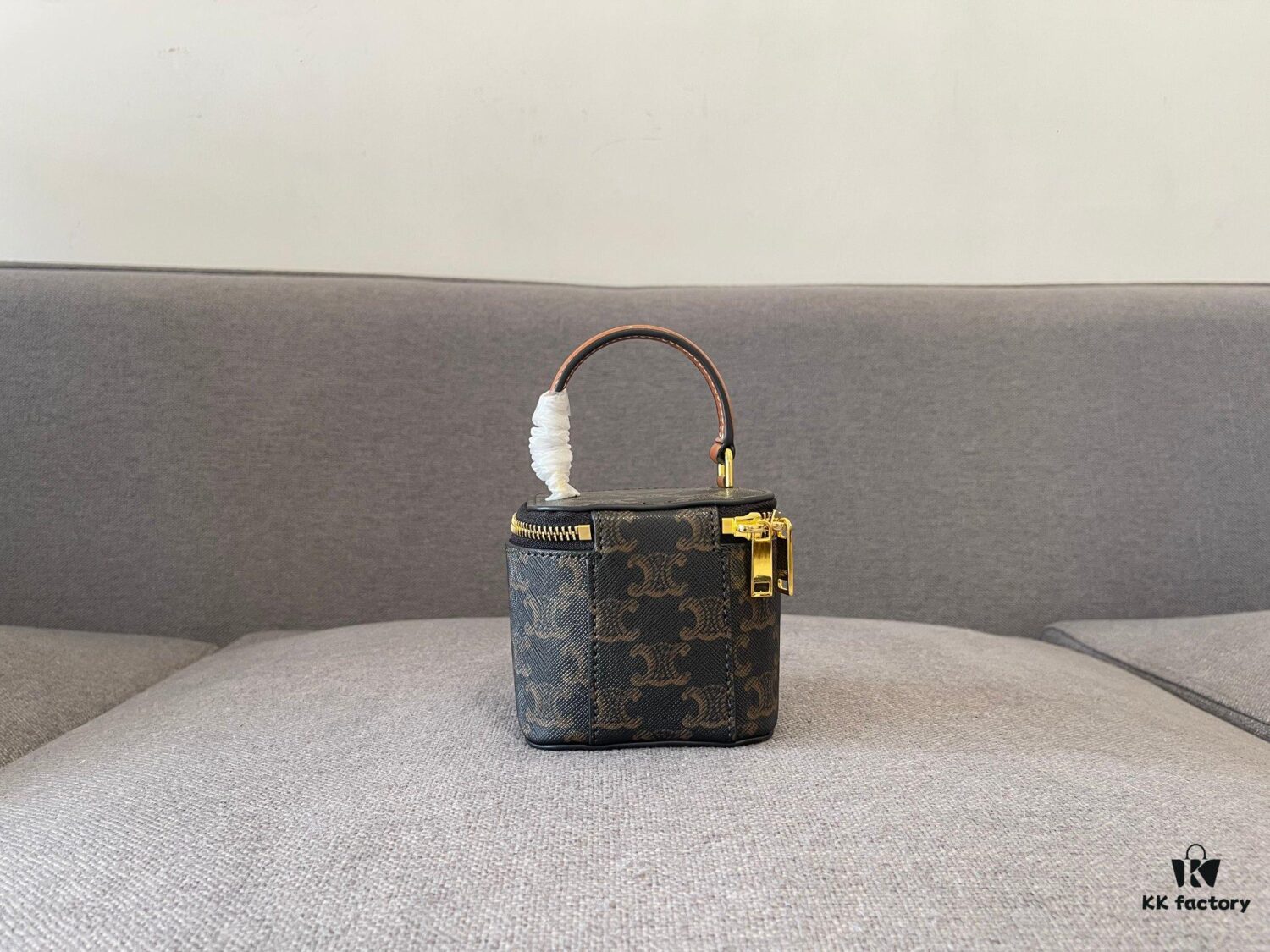 6930acae6e68136f4d9acef0 CELINE | New BOX TRIOMPHE Elegant Retro Bag with Iconic Triumph Arch Logo Closure