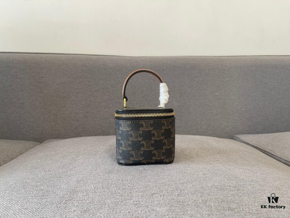 6930acae6e68136f4d9acef1 CELINE | New BOX TRIOMPHE Elegant Retro Bag with Iconic Triumph Arch Logo Closure
