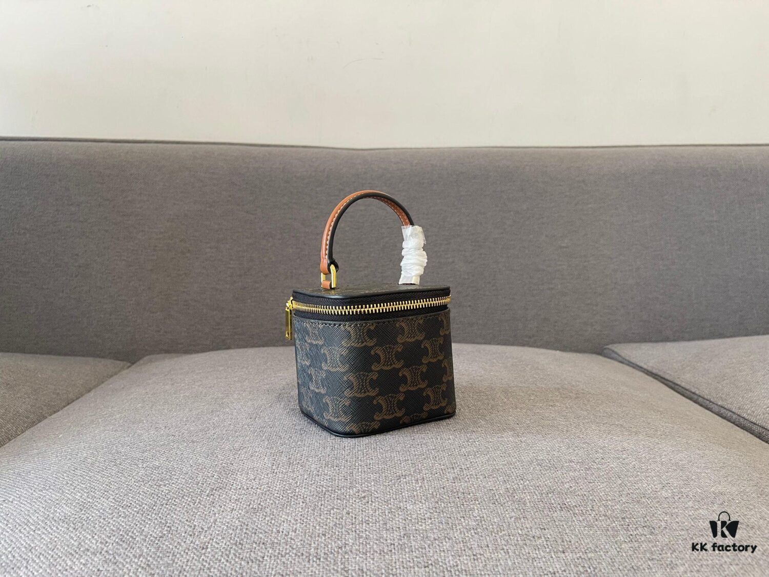 6930acaf6e68136f4d9acef2 CELINE | New BOX TRIOMPHE Elegant Retro Bag with Iconic Triumph Arch Logo Closure