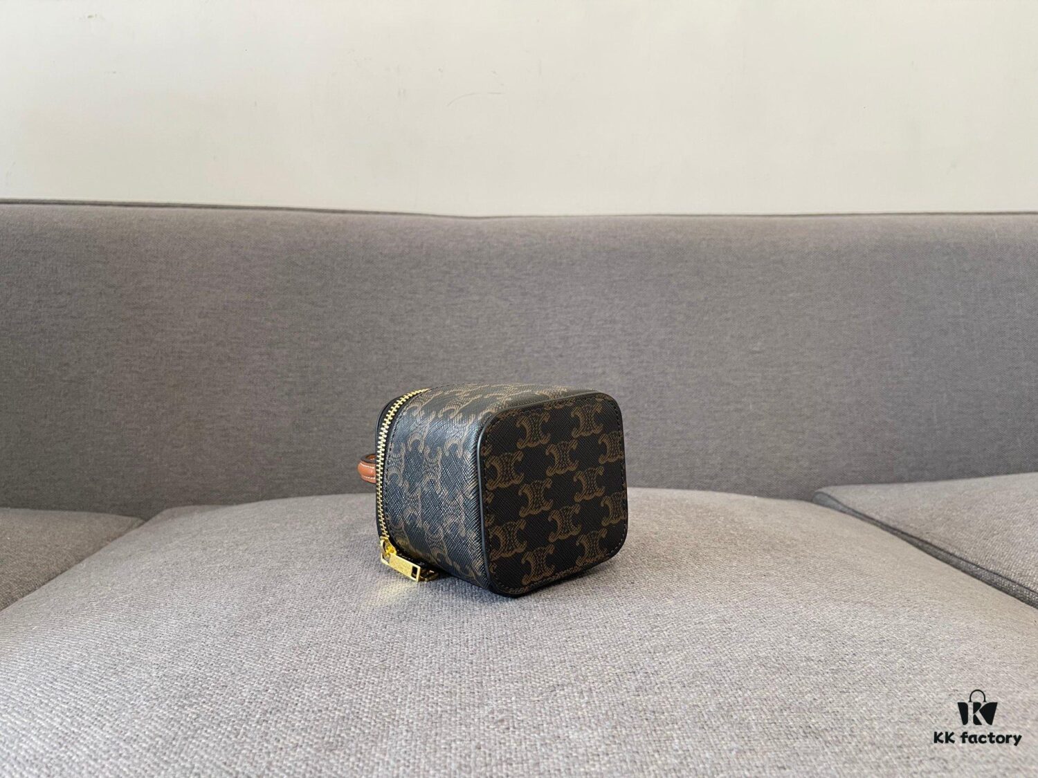 6930acb06e68136f4d9acef3 CELINE | New BOX TRIOMPHE Elegant Retro Bag with Iconic Triumph Arch Logo Closure