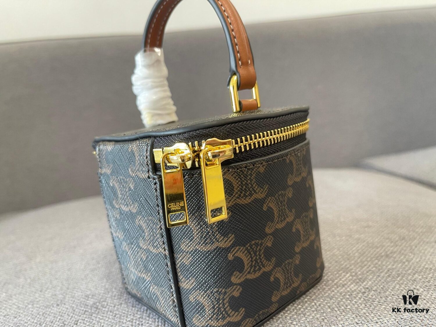 6930acb06e68136f4d9acef4 CELINE | New BOX TRIOMPHE Elegant Retro Bag with Iconic Triumph Arch Logo Closure
