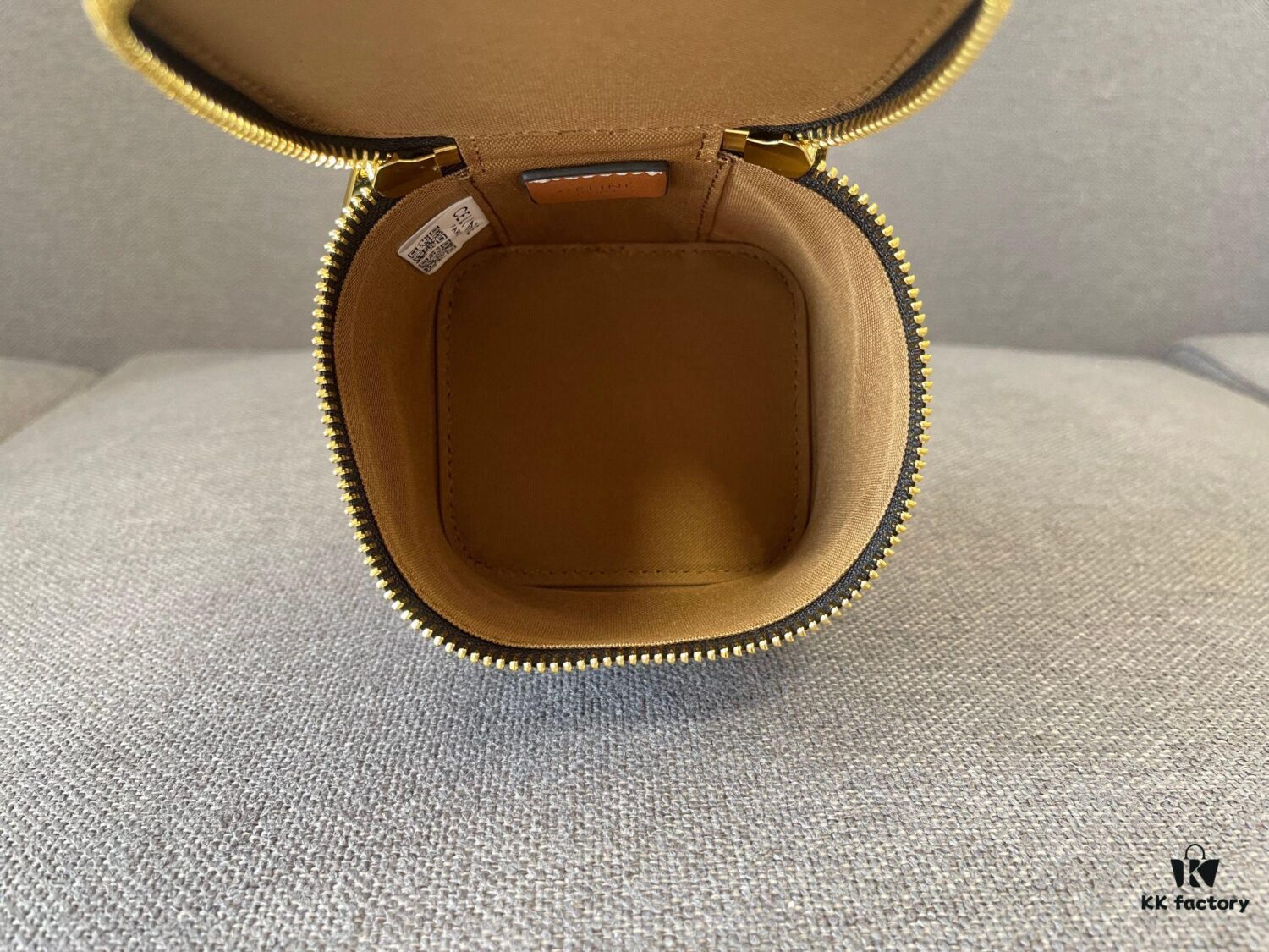 6930acb26e68136f4d9acef6 CELINE | New BOX TRIOMPHE Elegant Retro Bag with Iconic Triumph Arch Logo Closure