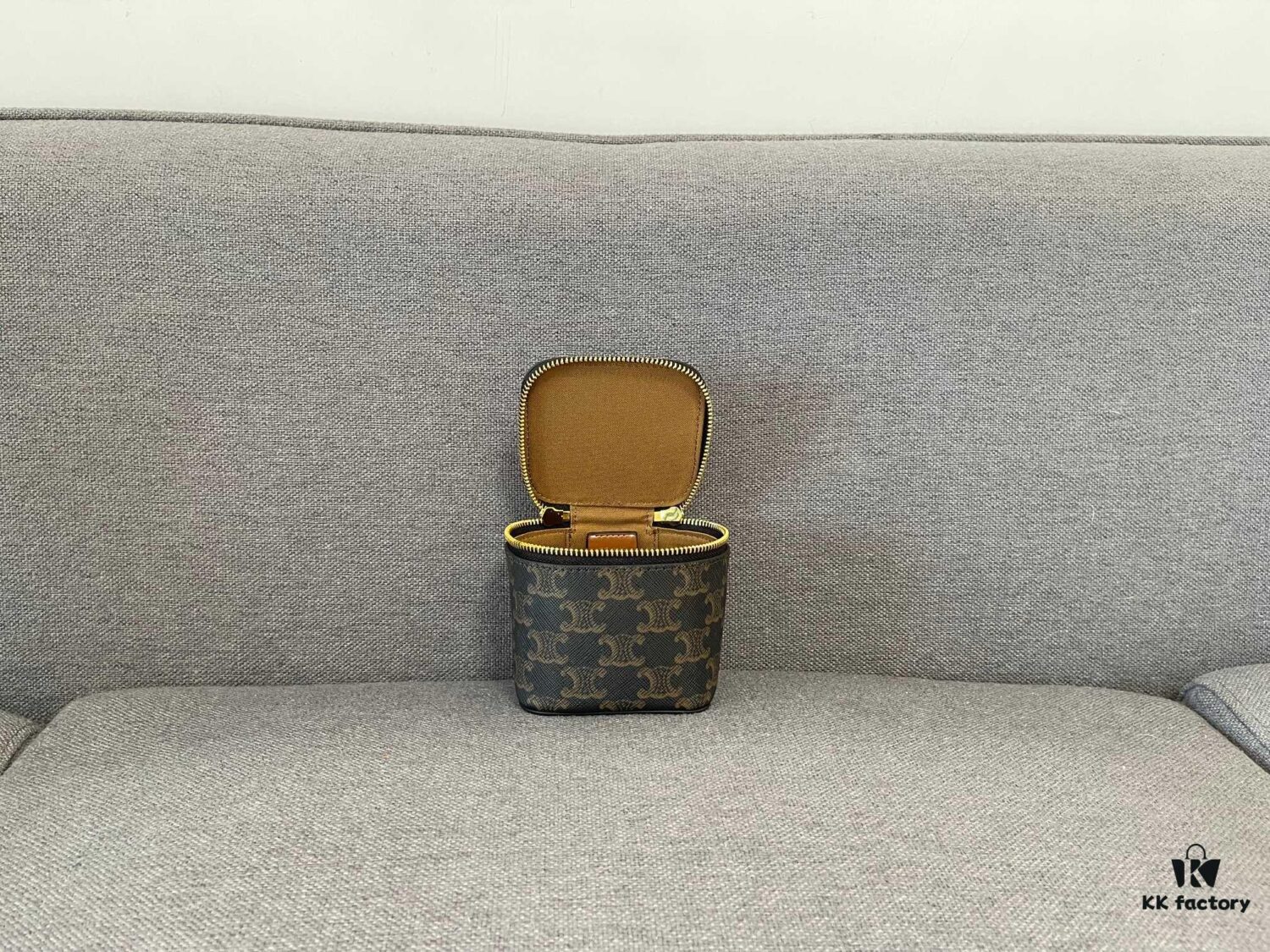 6930acb46e68136f4d9acef9 CELINE | New BOX TRIOMPHE Elegant Retro Bag with Iconic Triumph Arch Logo Closure