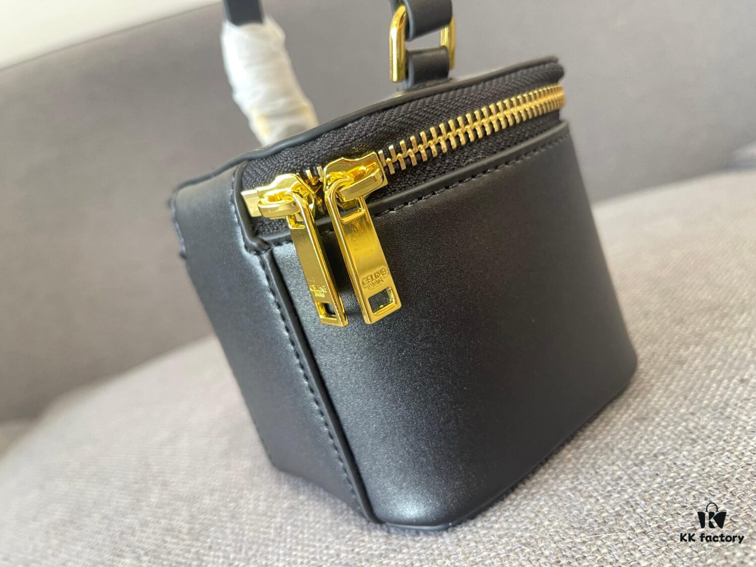 6930acb56e68136f4d9acefc CELINE | New BOX TRIOMPHE Elegant Retro Mini Bag with Iconic Triumph Arch Logo Clasp
