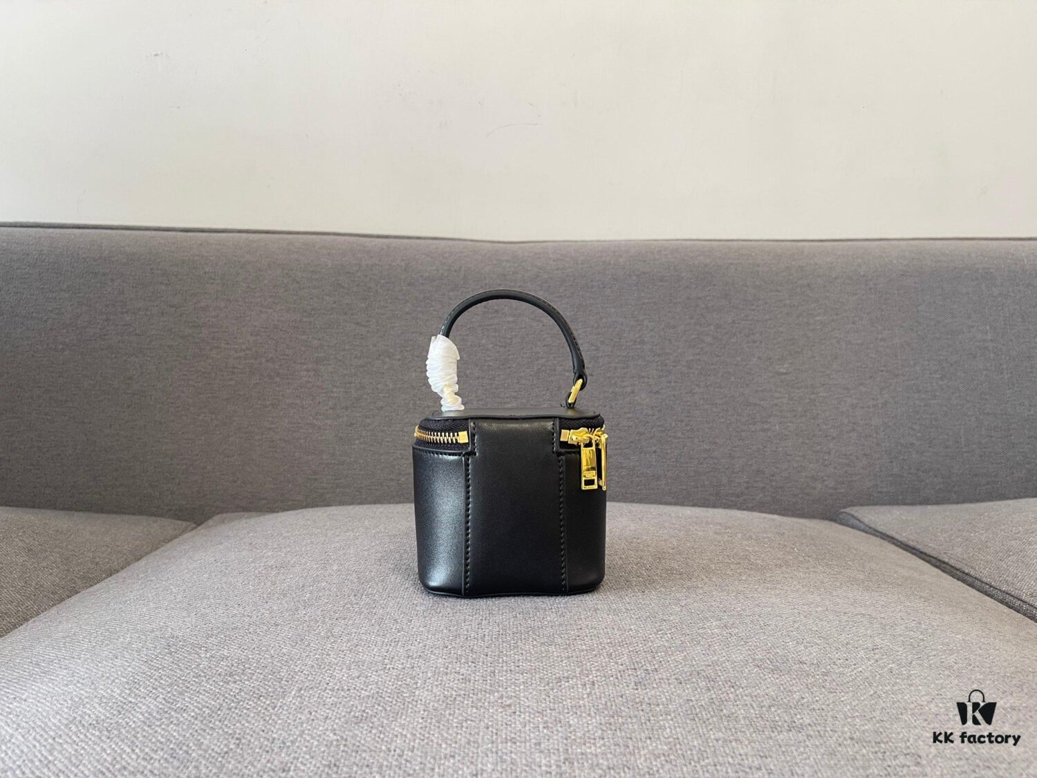 6930acb66e68136f4d9acefd CELINE | New BOX TRIOMPHE Elegant Retro Mini Bag with Iconic Triumph Arch Logo Clasp