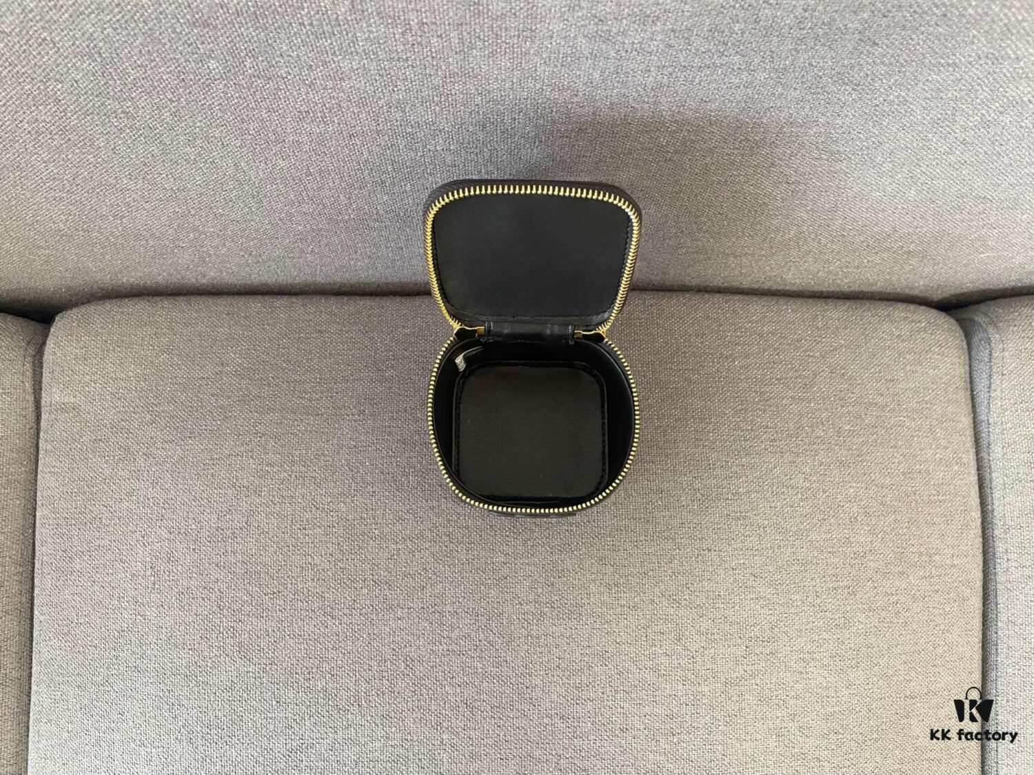 6930acba6e68136f4d9acf02 CELINE | New BOX TRIOMPHE Elegant Retro Mini Bag with Iconic Triumph Arch Logo Clasp
