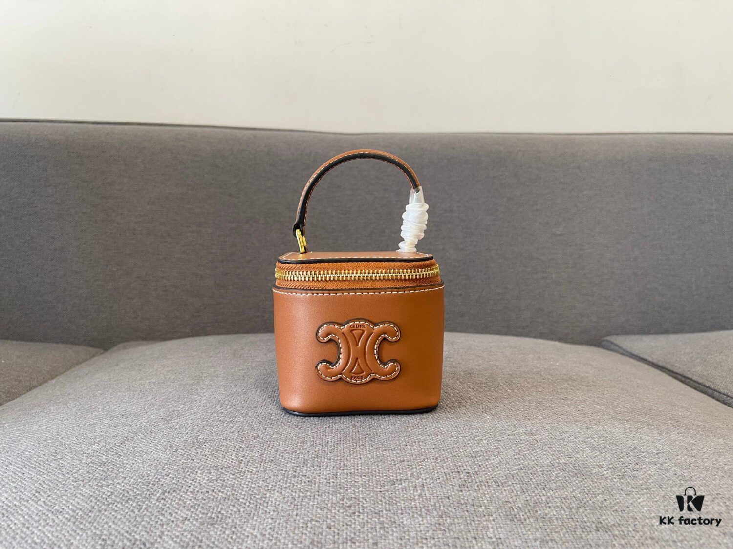 6930acba6e68136f4d9acf03 CELINE | New BOX TRIOMPHE Elegant Retro Mini Bag with Iconic Triumph Arch Logo Clasp