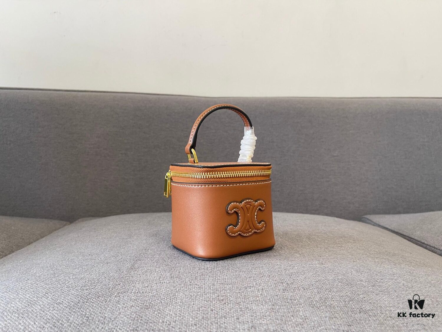 6930acbb6e68136f4d9acf04 CELINE | New BOX TRIOMPHE Elegant Retro Mini Bag with Iconic Triumph Arch Logo Clasp