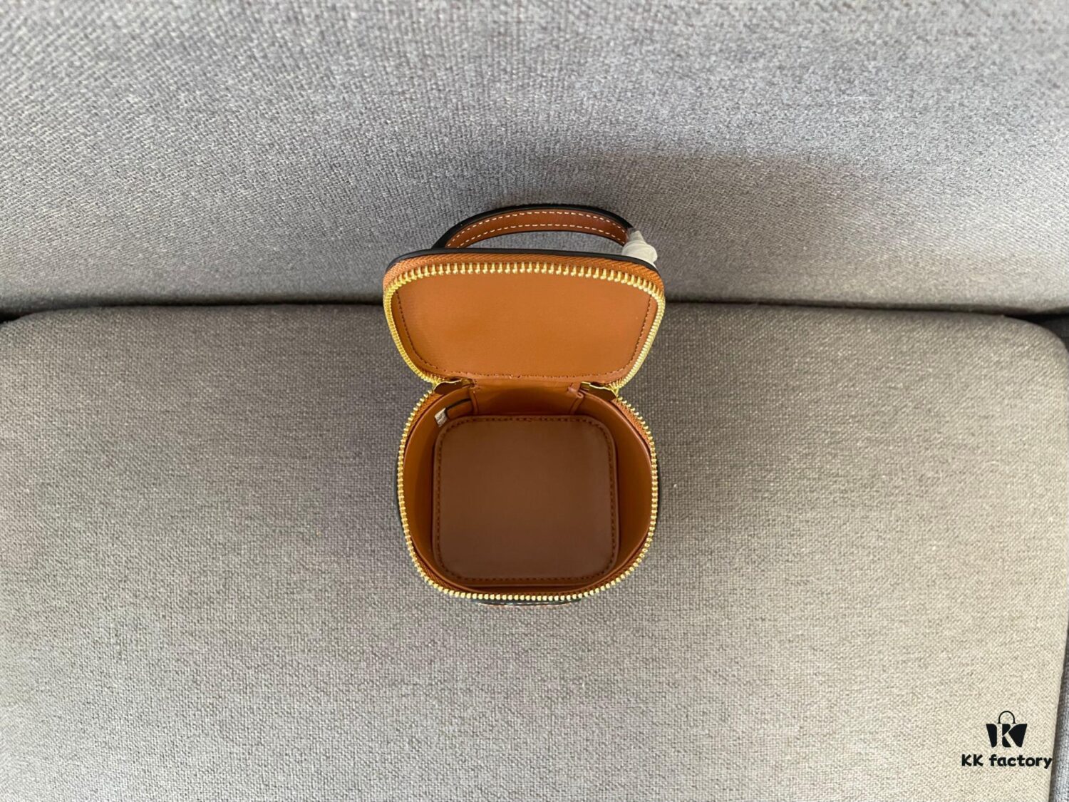 6930acbe6e68136f4d9acf09 CELINE | New BOX TRIOMPHE Elegant Retro Mini Bag with Iconic Triumph Arch Logo Clasp