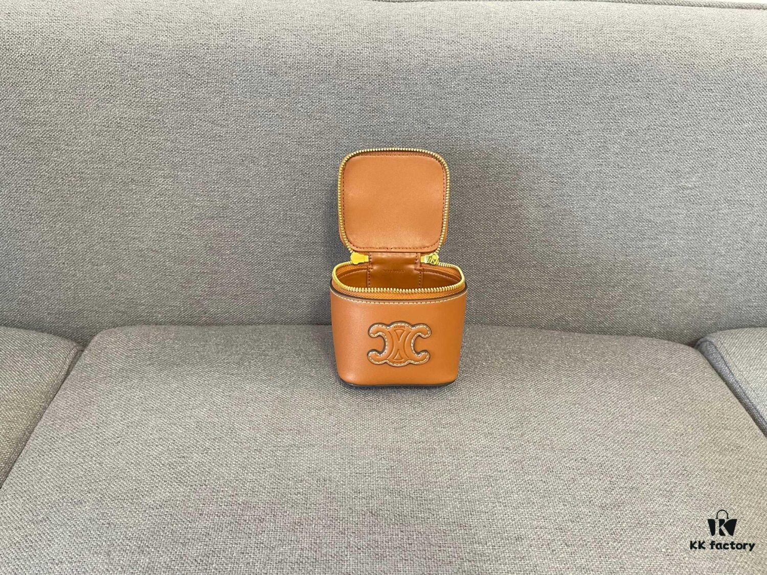 6930acc06e68136f4d9acf0b CELINE | New BOX TRIOMPHE Elegant Retro Mini Bag with Iconic Triumph Arch Logo Clasp