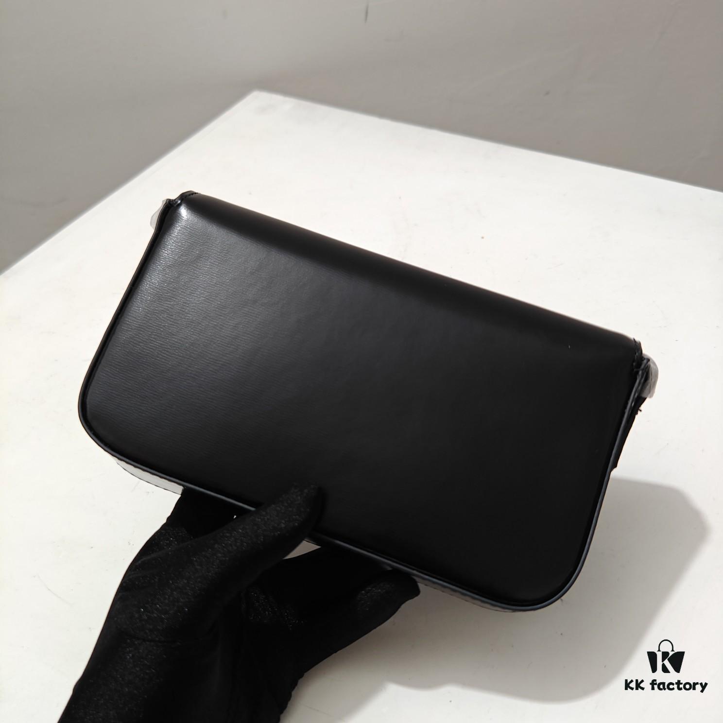 6930adb16e68136f4d9ad112 Top Quality Original Celine Triomphe Classic Crossbody Bag, Veined Calfskin Leather, Can Be Carried Underarm, by Hand or Crossbody