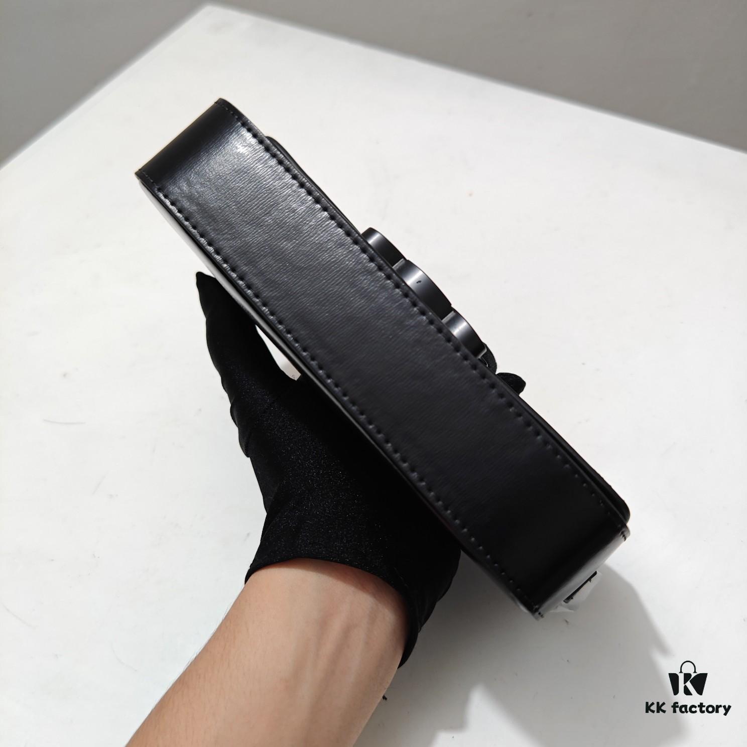 6930adb16e68136f4d9ad113 Top Quality Original Celine Triomphe Classic Crossbody Bag, Veined Calfskin Leather, Can Be Carried Underarm, by Hand or Crossbody