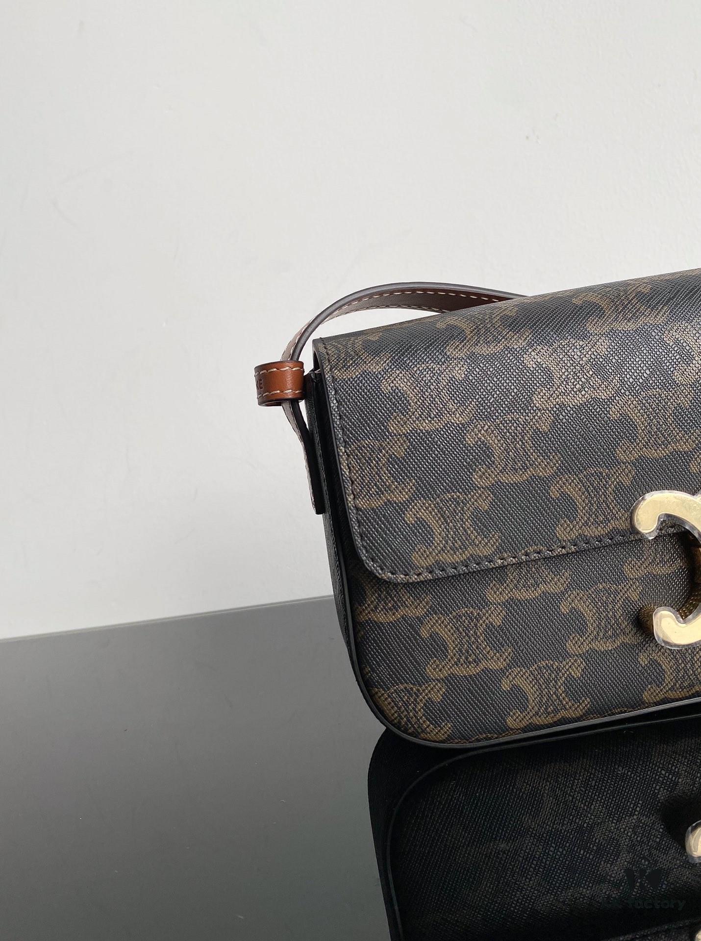 6930af0d6e68136f4d9ad363 CELINE 2024 Spring-Summer New Arrival TRIOMPHE Logo Printed Cowhide Leather Shoulder Bag, Triumph Armpit Bag, Cowhide Trim, Lambskin Lining, Interior Flat Pocket, Adjustable Leather Shoulder Strap (Length: 20cm)