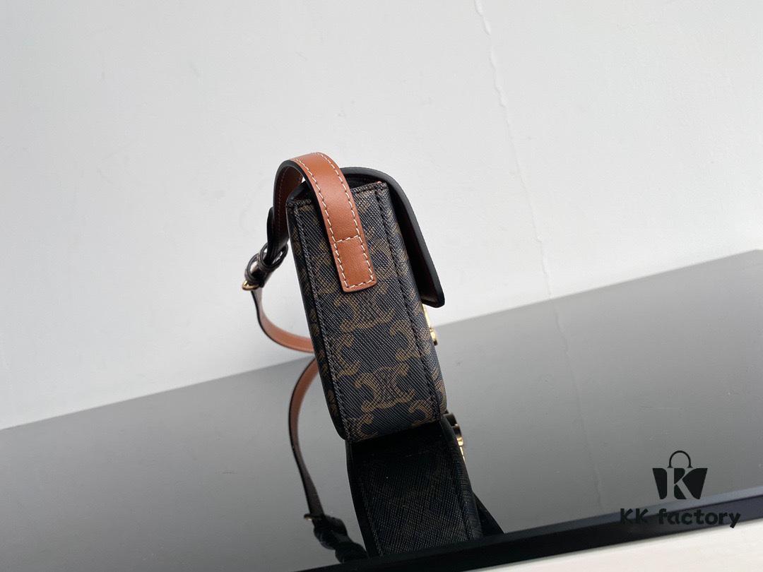 6930af0e6e68136f4d9ad365 CELINE 2024 Spring-Summer New Arrival TRIOMPHE Logo Printed Cowhide Leather Shoulder Bag, Triumph Armpit Bag, Cowhide Trim, Lambskin Lining, Interior Flat Pocket, Adjustable Leather Shoulder Strap (Length: 20cm)