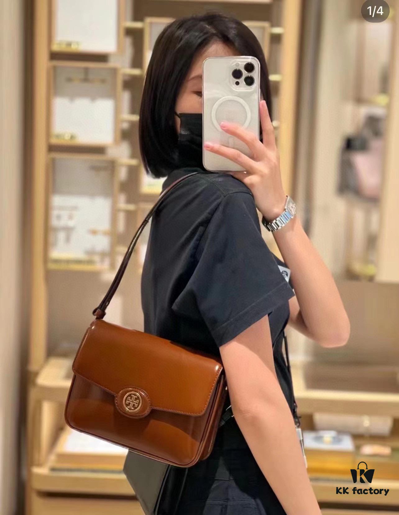 6930b10d6e68136f4d9ad714 New Arrival TORY BURCH Robinson Series Dual-Use Shoulder Bag – Spazzolato Shiny Patent Leather Messenger Bag