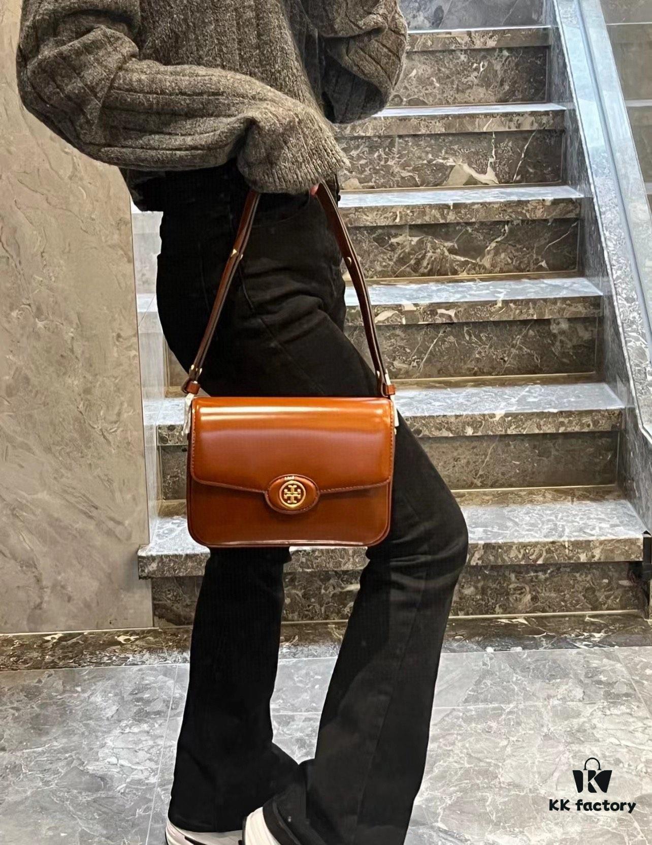 6930b1106e68136f4d9ad717 New Arrival TORY BURCH Robinson Series Dual-Use Shoulder Bag – Spazzolato Shiny Patent Leather Messenger Bag