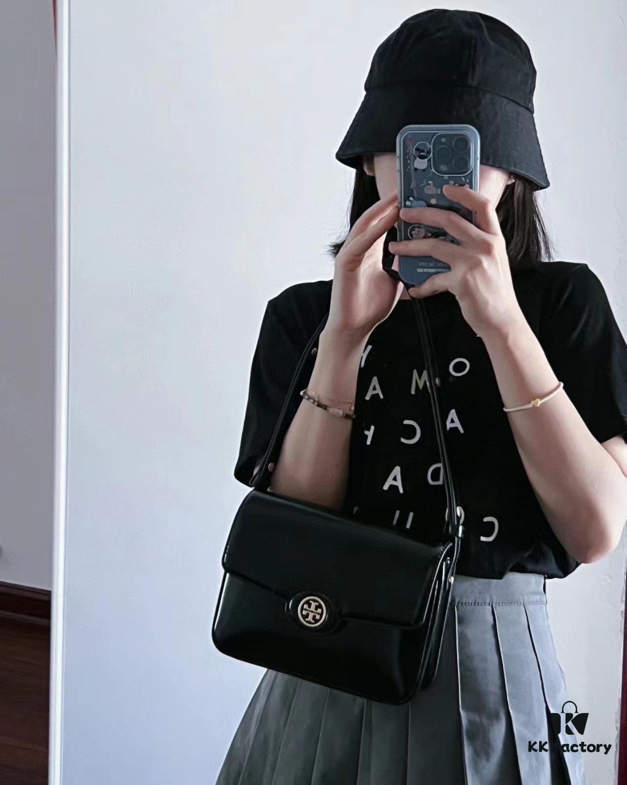 6930b1136e68136f4d9ad71e New Arrival TORY BURCH Robinson Series Dual-Use Shoulder Bag – Spazzolato Shiny Patent Leather Messenger Bag