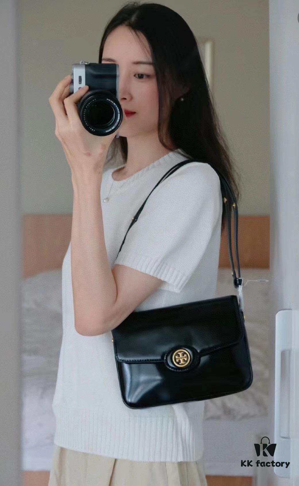 6930b1156e68136f4d9ad721 New Arrival TORY BURCH Robinson Series Dual-Use Shoulder Bag – Spazzolato Shiny Patent Leather Messenger Bag
