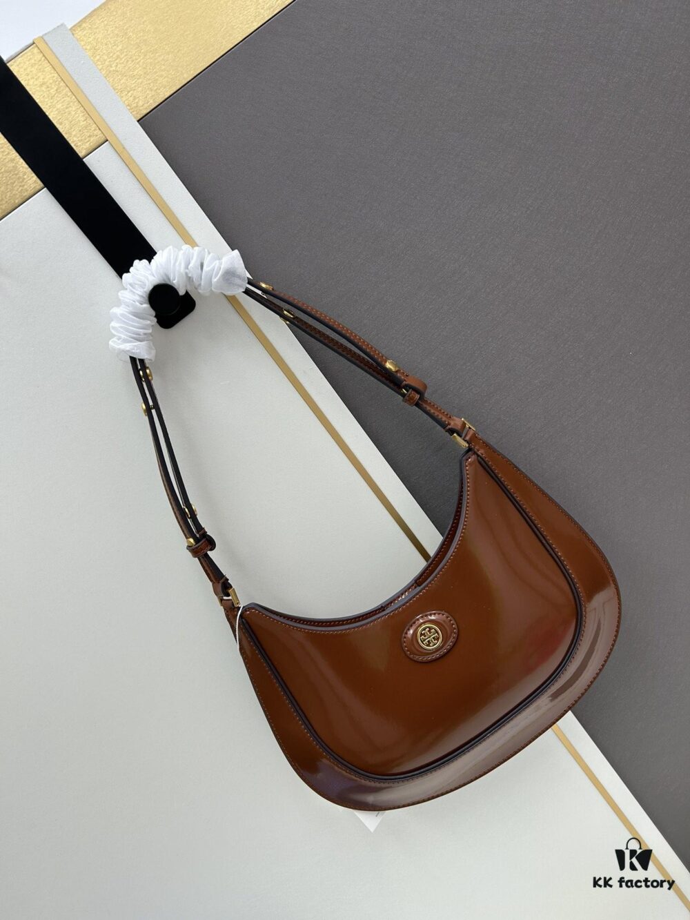 Original Quality [Full Leather Series, New Arrival with Attention to Details] TORY BURCH Robinson New Crescent Underarm Bag Made from High-Quality Leather
