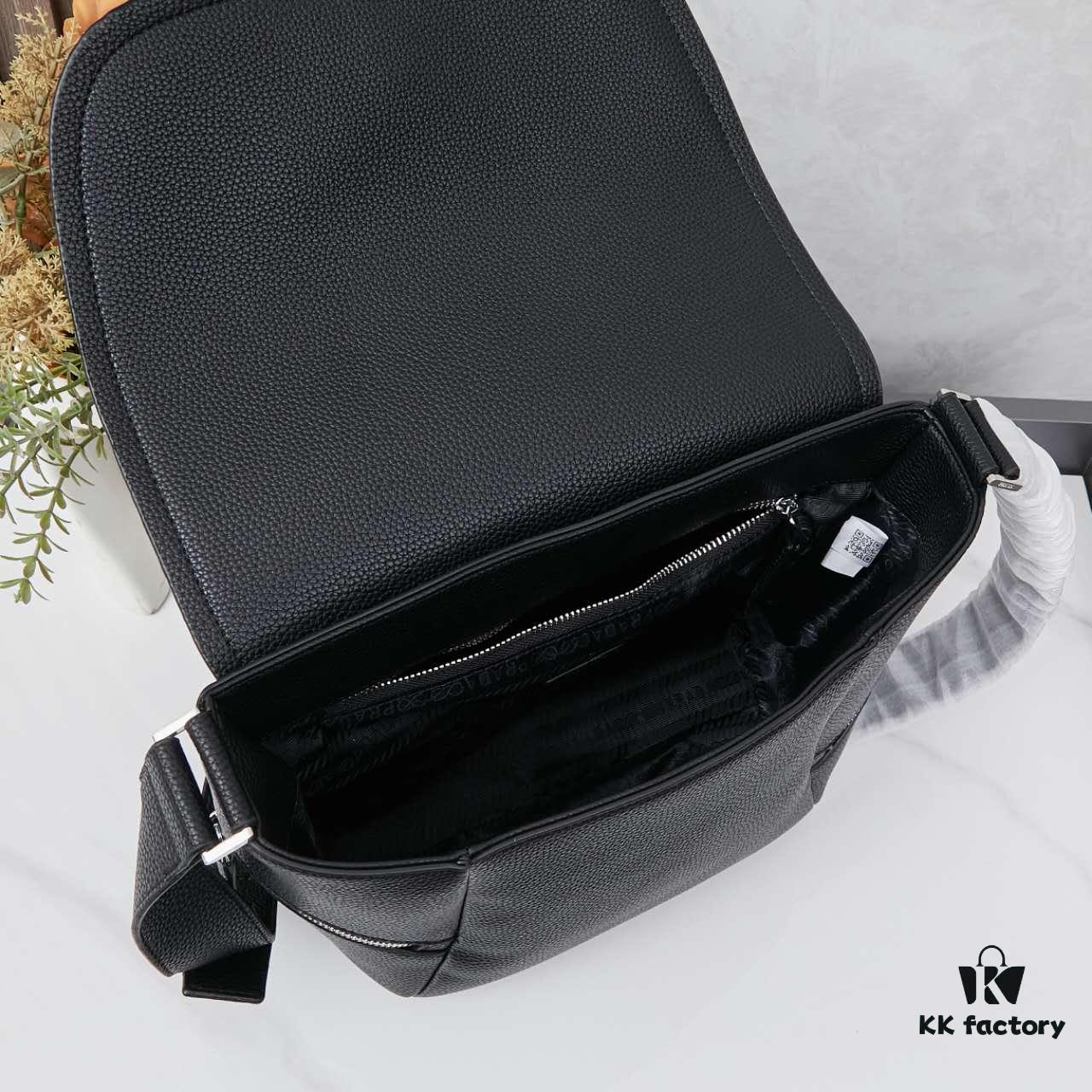 6930b4546e68136f4d9adc3a Prada Men's Crossbody Bag in Black Leather with Quilted Texture