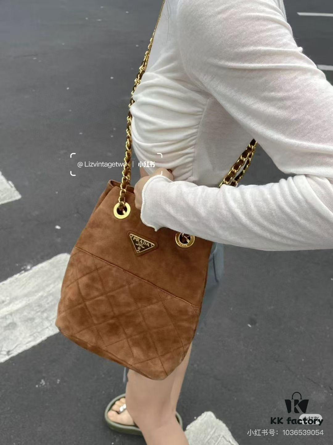 6930b4786e68136f4d9adc7f Vintage Prada Suede Crossbody Bag with Chain – A Timeless 'Baozi' Design, Opens as a Long-Chain Tote