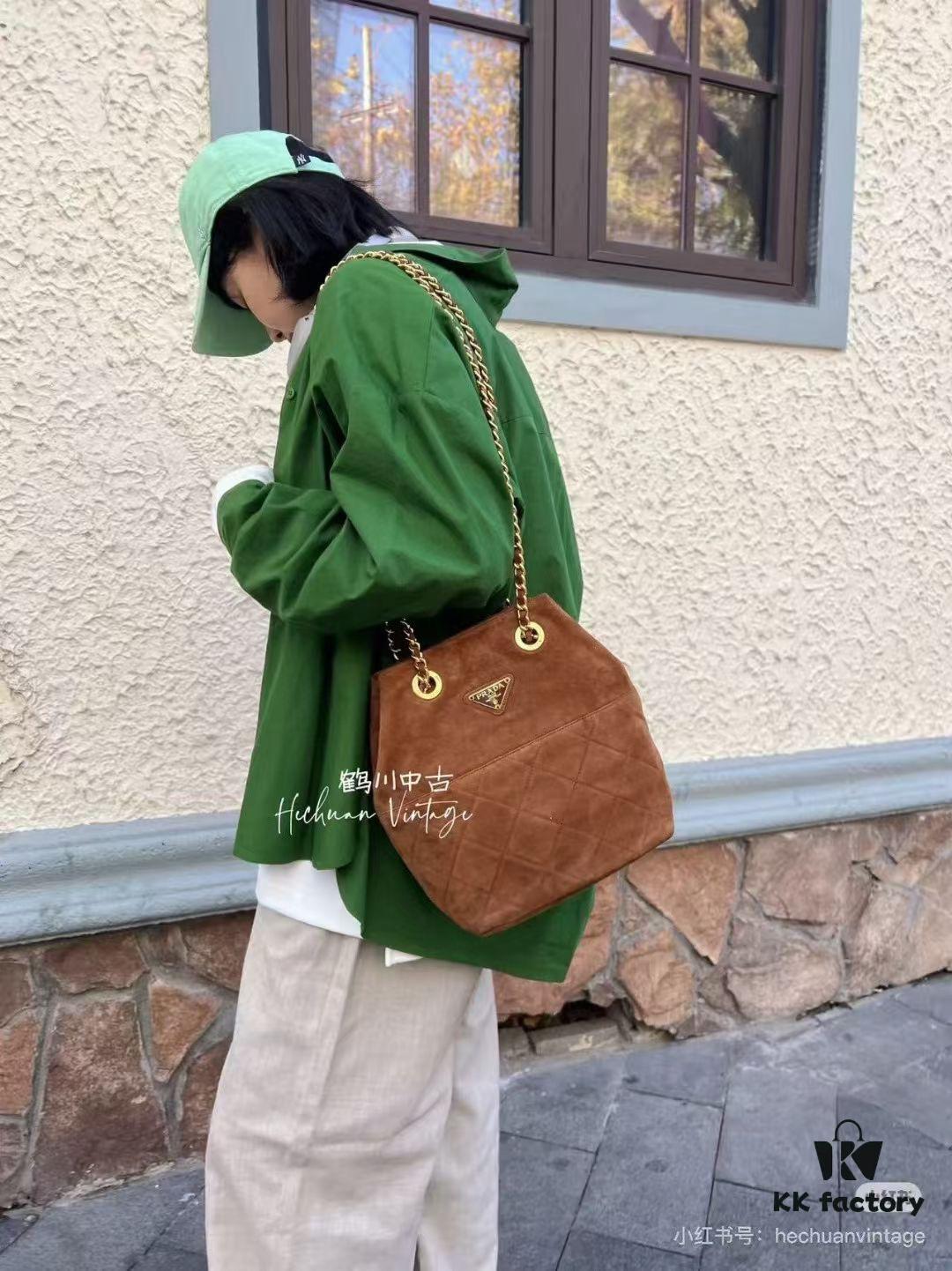 6930b4796e68136f4d9adc80 Vintage Prada Suede Crossbody Bag with Chain – A Timeless 'Baozi' Design, Opens as a Long-Chain Tote