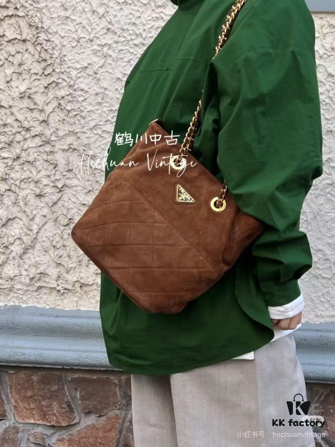 6930b4876e68136f4d9adc9b Vintage Prada Suede Crossbody Bag with Chain – A Timeless 'Baozi' Design, Opens as a Long-Chain Tote
