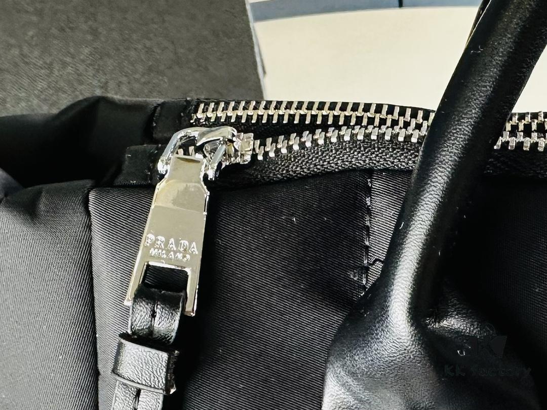 6930b4996e68136f4d9adcba New Size: 44 cm at the opening, 28 cm at the base, height 24 cm, width 17 cm, Model 2347, Stockpiling PRADA Down Bag for Winter